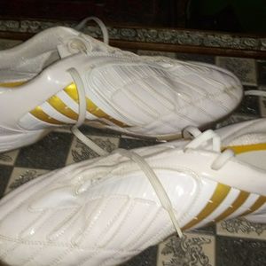 Indoor soccer shoes